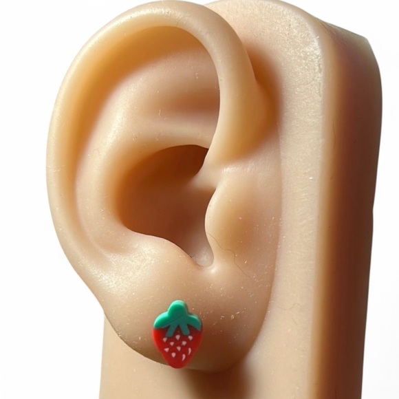 Jewelry - ❤️⭐ Strawberry Earrings - Red and Green